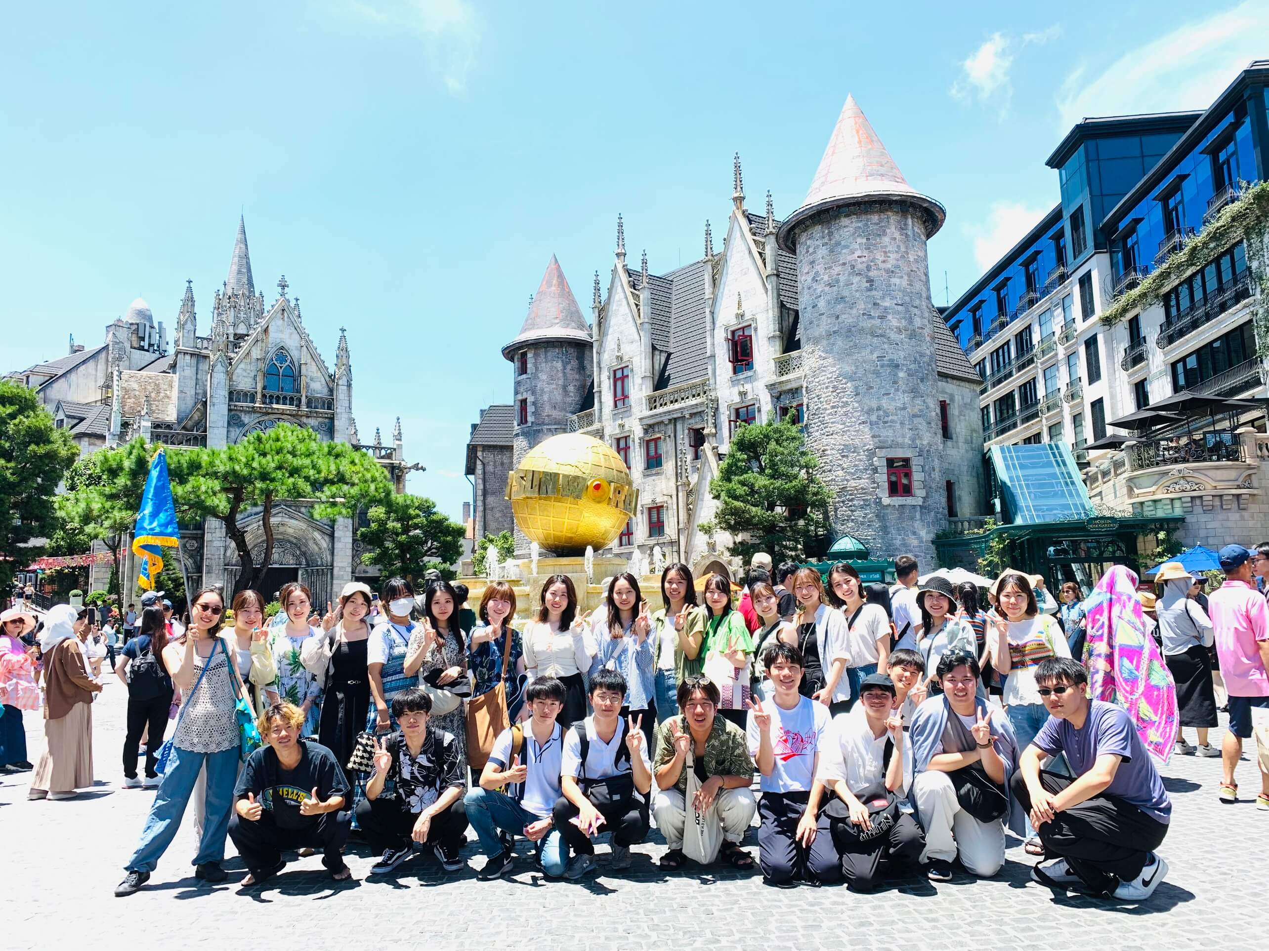 Du khách thưởng ngoạn tại điểm ngắm cảnh Bà Nà Hills