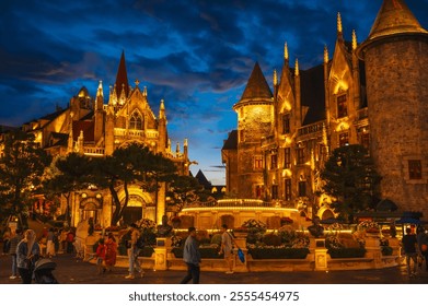 Nhà thờ Gothic trong Làng Pháp vào ban đêm