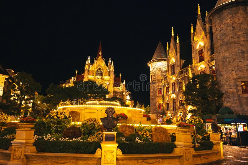 Nhà thờ Công giáo và quảng trường vào ban đêm